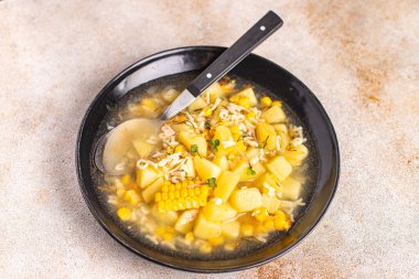 Çorba mısır sebzeli makarna, et suyu, tavuk eti taze porsiyon atıştırmalık. 