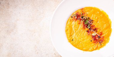 Kabak çorbası püre taze yemek atıştırmalığı fotokopi masasında. 