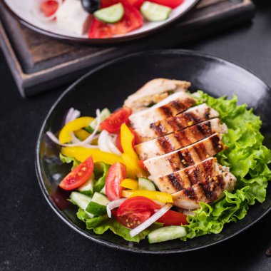 Tavuk salatası sebzeleri, tavuk göğsü taze porsiyon yemek için hazır yemek fotokopisi arka plan kırsalında. üst görünüm keto veya paleo diyeti