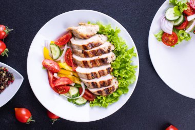 Tavuk salatası sebzeleri, tavuk göğsü taze porsiyon yemek için hazır yemek fotokopisi arka plan kırsalında. üst görünüm keto veya paleo diyeti