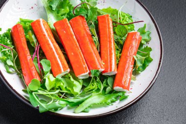 Yengeç çubukları yarı bitmiş deniz ürünleri taze porsiyon yemek için hazır yemek fotokopisi arka plan kırsalında. Üst düzey vejetaryen yiyecekler pesseeter diyeti