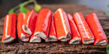 Yengeç çubukları yarı bitmiş deniz ürünleri taze porsiyon yemek için hazır yemek fotokopisi arka plan kırsalında. Üst düzey vejetaryen yiyecekler pesseeter diyeti