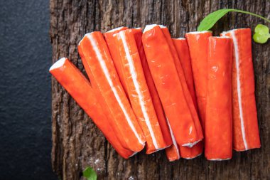 Yengeç çubukları yarı bitmiş deniz ürünleri taze porsiyon yemek için hazır yemek fotokopisi arka plan kırsalında. Üst düzey vejetaryen yiyecekler pesseeter diyeti