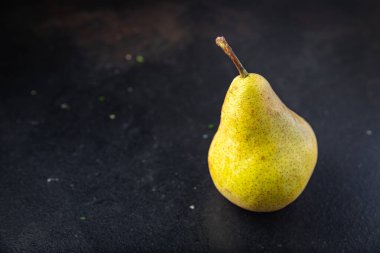 Meyveli armut sulu taze vitaminler yemek için hazır yemek fotokopisi uzayın arka planında kırsal alanda. Top view keto ya da paleo diyet vejetaryen ya da vejetaryen yemekleri