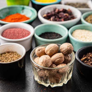 Baharatları farklı baharatlarla karıştır keskin ve baharatlı taze otlar, masa üzerinde yer baharatı fotokopi alanı arka plan kırsal 