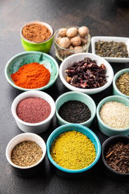 Baharatları farklı baharatlarla karıştır keskin ve baharatlı taze otlar, masa üzerinde yer baharatı fotokopi alanı arka plan kırsal 