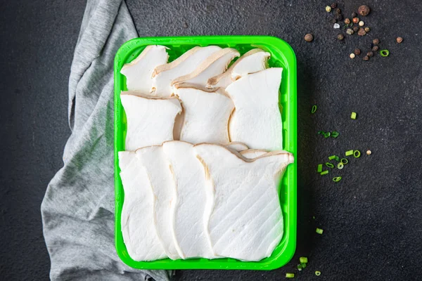 Eryngii dilimi istiridye mantarı kral mantarı Eringi taze yemek aperatifi masa üzerinde fotokopi uzayı arka plan kırsalında. Top view keto ya da paleo diyet vejetaryen ya da vejetaryen yemekleri