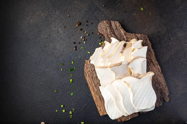 Eryngii dilimi istiridye mantarı kral mantarı Eringi taze yemek aperatifi masa üzerinde fotokopi uzayı arka plan kırsalında. Top view keto ya da paleo diyet vejetaryen ya da vejetaryen yemekleri