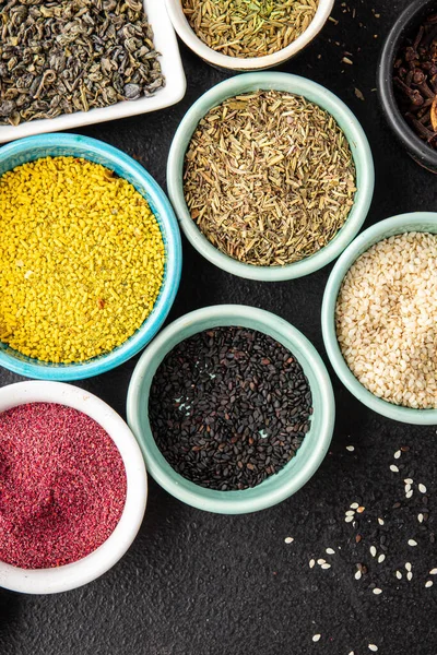 Baharatları farklı baharatlarla karıştır keskin ve baharatlı taze otlar, masa üzerinde yer baharatı fotokopi alanı arka plan kırsal 