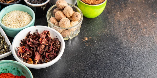 Baharatları farklı baharatlarla karıştır keskin ve baharatlı taze otlar, masa üzerinde yer baharatı fotokopi alanı arka plan kırsal 