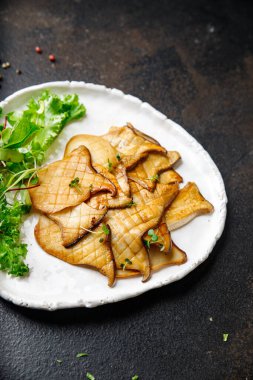 Kızarmış ızgara eryngii dilimlenmiş istiridye mantarı Kral mantar Eringi ikinci tabak taze yemek aperatifi masa üzerinde fotokopi arka plan keto veya paleo diyet vejetaryen veya vejetaryen yemeği et yok