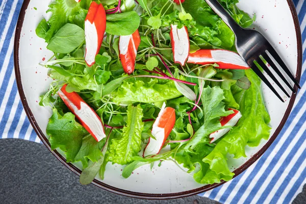 Salade Krab Stok Groene Sla Bladeren Mix Bloemblaadjes Verse Portie — Stockfoto