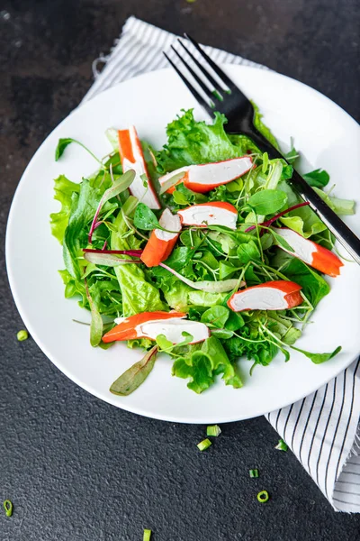 Ensalada Cangrejo Palo Hojas Lechuga Verde Mezclar Pétalos Porción Fresca —  Fotos de Stock