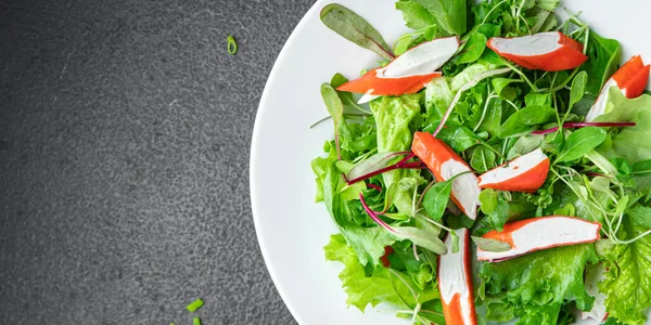 Ensalada Cangrejo Palo Hojas Lechuga Verde Mezclar Pétalos Porción Fresca —  Fotos de Stock