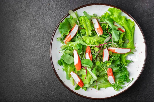Salada Caranguejo Vara Folhas Alface Verde Misturar Pétalas Porção Fresca — Fotografia de Stock