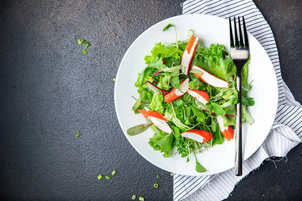 Salata Yengeci Çubuğu Yeşil Marul Yaprakları Taze Porsiyon Yemek Aperatiflerini — Stok fotoğraf