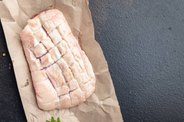 Ördek göğsü çiğ tavuk eti. Masada taze yemek. Fotokopi alanı arka plan kırsal. 