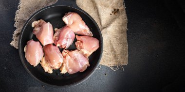 Çiğ tavuk kemiksiz et kümes hayvanı ya da yemek için hazır hindi eti fotokopi makinesinin arka planında hazır. üst görünüm keto veya paleo diyeti