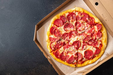 Pizza salamı fast food pepperoni sosis, peynir, domates sosu, hamur taze yemek aperatifi fotokopi uzayı arka plan kırsal 