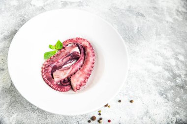 ahtapot yemeği tabakta yenir ikinci tabak deniz mahsulü taze yemek hazır yemek için masa üzerinde fotokopi çekilir arka plan kırsalında. Ya keto ya da vejetaryen et yok, vejetaryen et yok.