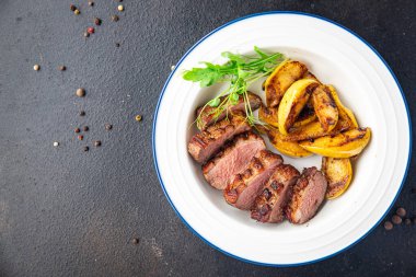 Meme kenarındaki ördek ikinci tabağı. Yemek için hazır. Fotokopi masasında. üst görünüm keto veya paleo diyeti