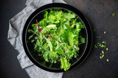 Salata yaprakları taze otları karıştırır. Taze vitamin aperatifleri. Yemek için hazır. Fotokopi masasında.