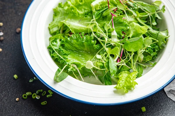 サラダの葉は新鮮なハーブの花びらをミックスしますビタミン食前酒新鮮なテーブルの上に食事スナックを食べる準備ができてコピースペースフード背景素朴なケトやパレオダイエット野菜ビーガンやベジタリアンフード肉なし — ストック写真