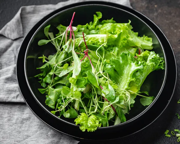 Saladebladeren Mix Verse Kruiden Bloemblaadjes Vitamine Aperitief Vers Klaar Eten — Stockfoto