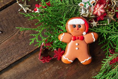 Zencefilli kurabiye adam bisküvi kurabiye zencefilli kek ev yapımı tatlı tatlı tatlı Noel kartı yeni yıl uzay yemeği arka planının sade kopyası. en üstteki görünüm