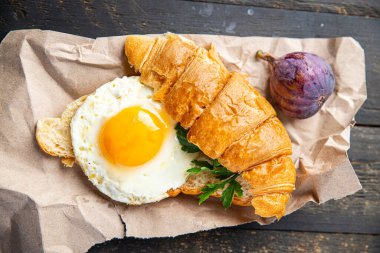 Sahanda yumurta sarısı kahvaltı fincanı masada sıvı taze yemek fotokopi uzayı arka plan kırsal keto veya paleo diyet vejetaryen yemeği et yok.