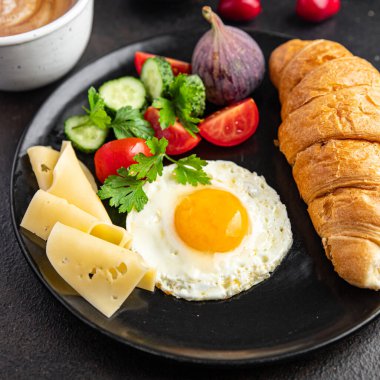 Sahanda yumurta sarısı kahvaltı fincanı masada sıvı taze yemek fotokopi uzayı arka plan kırsal keto veya paleo diyet vejetaryen yemeği et yok.