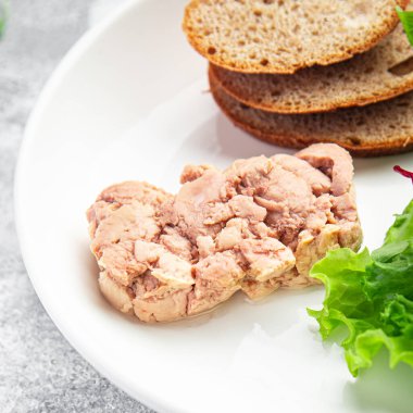 Morina ciğeri yağlı deniz ürünlerinde omega-3 vitamin aperatifi masada hazır yemek atıştırmalıkları fotokopi uzayı yemekleri arka plan kırsal keto veya paleo vejetaryen yemeği et yok.