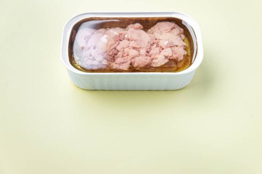 Morina ciğeri yağlı deniz ürünlerinde omega-3 vitamin aperatifi masada hazır yemek atıştırmalıkları fotokopi uzayı yemekleri arka plan kırsal keto veya paleo vejetaryen yemeği et yok.