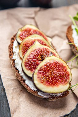 İncirli sandviç, incirli incirli kahvaltı sağlıklı diyet atıştırmalıklar masanın üzerinde fotokopi uzayı arka plan kırsal 