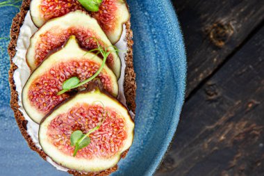 İncirli sandviç, incirli incirli kahvaltı sağlıklı diyet atıştırmalıklar masanın üzerinde fotokopi uzayı arka plan kırsal 