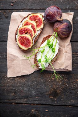 İncirli sandviç, incirli incirli kahvaltı sağlıklı diyet atıştırmalıklar masanın üzerinde fotokopi uzayı arka plan kırsal 