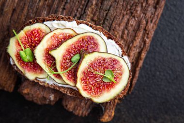 İncirli sandviç, incirli incirli kahvaltı sağlıklı diyet atıştırmalıklar masanın üzerinde fotokopi uzayı arka plan kırsal 