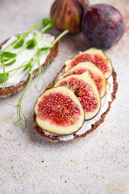 İncirli sandviç, incirli incirli kahvaltı sağlıklı diyet atıştırmalıklar masanın üzerinde fotokopi uzayı arka plan kırsal 