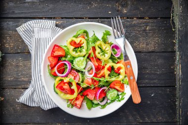Taze salata sebze domates, salatalık, biber, soğan, zeytinyağı sağlıklı vejetaryen yemeği. 
