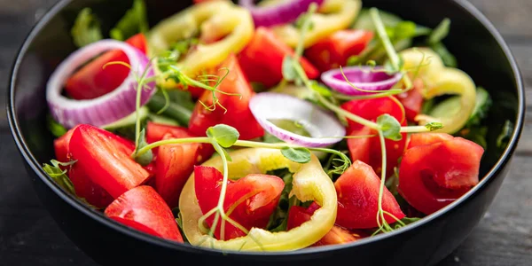 新鲜色拉蔬菜西红柿 橄榄油健康蔬菜零食桌上抄袭太空食品背景 — 图库照片