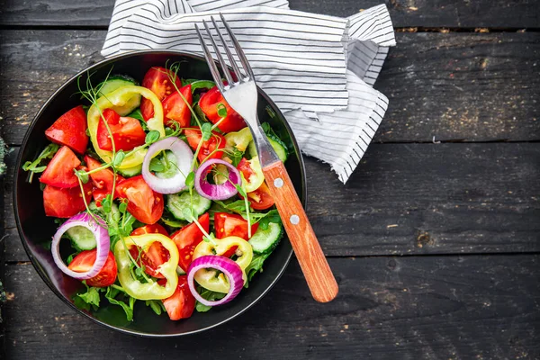 Salada Fresca Tomate Vegetal Pepino Pimenta Cebola Azeite Refeição Vegetariana — Fotografia de Stock