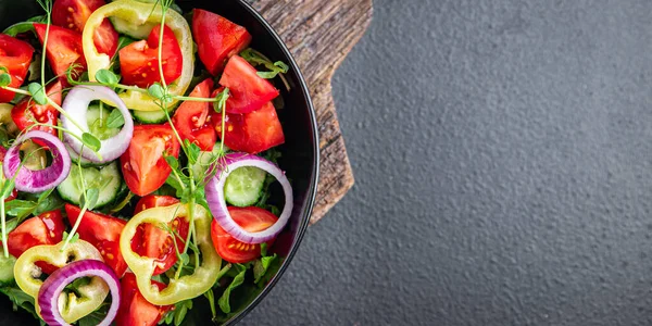 Φρέσκια Σαλάτα Λαχανικών Ντομάτα Αγγούρι Πιπέρι Κρεμμύδι Ελαιόλαδο Υγιεινό Γεύμα — Φωτογραφία Αρχείου