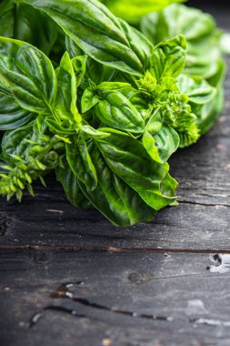 Fesleğen taze bitki sulu yeşil taç yaprakları. Masada taze taze yemek arkaplanının fotokopisi.