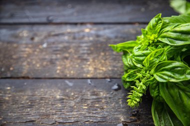 Fesleğen taze bitki sulu yeşil taç yaprakları. Masada taze taze yemek arkaplanının fotokopisi.
