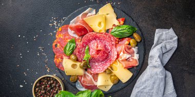 Atıştırmalık et, sosis, peynir, jambon, zeytin taze yemek aperatifleri masanın üzerinde. 