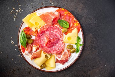 Atıştırmalık et, sosis, peynir, jambon, zeytin taze yemek aperatifleri masanın üzerinde. 