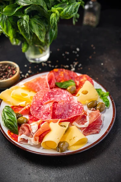Snack Teller Fleisch Wurst Käse Schinken Oliven Frische Mahlzeit Vorspeise — Stockfoto