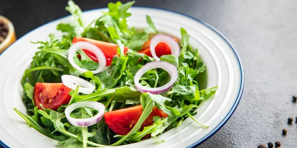 Ensalada Rúcula Tomate Cebolla Plato Verduras Frescas Aperitivo Comida Mesa —  Fotos de Stock