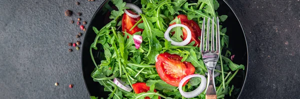 Ensalada Rúcula Tomate Cebolla Plato Verduras Frescas Aperitivo Comida Mesa — Foto de Stock