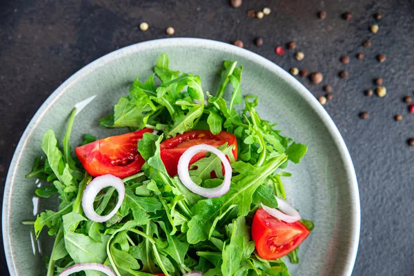 Salada Arugula Tomate Cebola Prato Vegetal Fresco Refeição Lanche Mesa — Fotografia de Stock